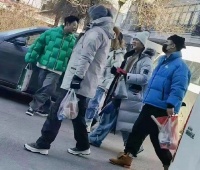 鹿晗邓超陈赫现身齐齐哈尔，不惧严寒在大街上录新节目，令人佩服