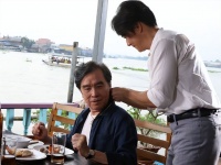 姜大卫罕见晒全家福，外孙五官很像外公，儿子准儿媳颜值高超般配