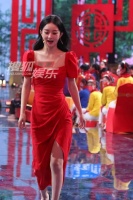 北京台春晚路透图曝光：赵丽颖红裙显完美身材，马丽挑战歌舞表演
