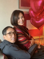 杨受成长女庆祝结婚30周年，献唱情歌讨丈夫欢心，女强男弱仍恩爱