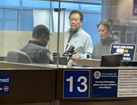 70岁唐国强入境美国被偶遇，满头白发状态不佳，脸瘦到快要脱相了