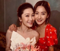 香港名模俩混血儿子越长越帅！两度原谅丈夫出轨，一家都是高颜值