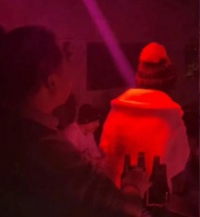 杨颖被曝与关喆现身酒吧，还一起去吉林滑雪，助理发文直呼好离谱