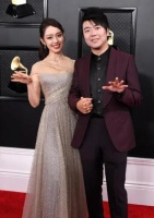 郎朗与老婆吉娜代言，仅一天就被取消，275万还没捂热就没了。