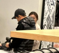 张艺谋现身国外，和妻子购物分开付款，疑财产已公证消费AA制