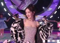 杨幂跨年晚会热舞，险遭走光，不愧是“少女幂”，网友直呼好身材