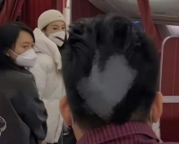 女权人设彻底崩塌！张雨绮坐飞机受到惊吓，杵在原地不敢吱半句声