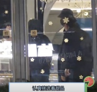 陈飞宇陪妈妈陈红逛街，一家人与黄晓明聚餐，疑似再谈新合作