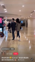42岁熊黛林与富商老公逛街，178cm比老公高半个头，手挽手很恩爱