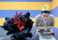 鲍蕾晒照为老公陆毅庆生 称呼甜蜜恩爱依旧