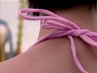 闺蜜在背后使坏，下一秒衣服就掉了，被人看个精光