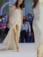 被裙子绊倒时露出的大长腿，嘶哈嘶哈，谁会不爱呢！