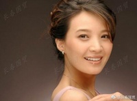 她曾是内地非常火的主持人，隐退多年未露面，48岁素颜出镜判若两人