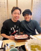 陈晓东一家罕见出镜，女儿眉眼精致超像爸爸，妻子颜值不输张柏芝