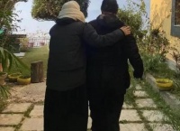 李连杰女儿晒全家游玩照片，利智搂老公肩膀显恩爱，引起网友热议