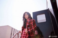 吴宣仪头顶羊毛卷穿红格短裙 气质甜酷长腿吸睛