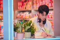 戴佩妮说王鹤棣不需要靠服装，天塌下来也有王鹤棣的脸和身材顶着……