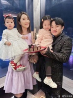 知名港星一家四口现身国外！两女儿越长越像，妻子身材惹人羡