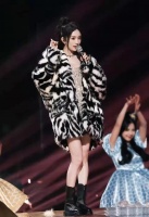 杨幂跨年晚会被“性凝视”，大家都在吐槽她，可谁不想成为杨幂呢