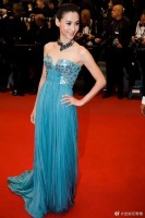 张柏芝戛纳走红毯，身穿蓝色亮片抹胸礼服，扎简单高马尾……