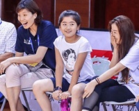 网友偶遇姚明一家，12岁女儿身高追平妈妈，网友：她起码一米九了