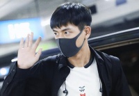 李现现身机场，成为大型“翻车现场”，全场粉丝大喊“对不起”