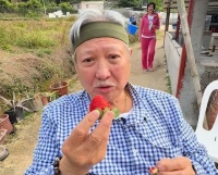 洪金宝在农家乐过73岁生日，满头白发行动不便，肚子太大撑破衣扣