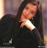 55岁王祖贤素颜近照曝光，息影19年坐拥10亿美元花不完