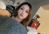 被拍到和赵磊一起回家的疑似是这个女生……