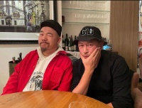 44岁陈键锋退圈后罕露脸，与黄伟文异国相聚，喝得满脸通红很开心