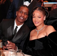 蕾哈娜带男友赴颁奖礼，错过红毯直接吃饭，瘦了后脸比赛琳娜精致