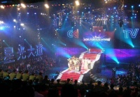 她因先天疾病被父母抛弃, 星光大道一夜成名后, 父母赶来相认