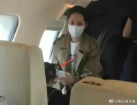 近日，有网友晒出在飞机头等舱里偶遇的照片……