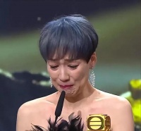 梁洛施发文祝贺TVB新晋视后！两人因佛结缘，晒头贴头亲密合照