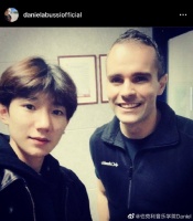 伯克利老师晒与王源合照 疑透露其将返回伯克利