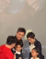 宣传新片邓超被儿子抢镜，粉丝齐夸他帅，高颜值夫妻有接班人了？
