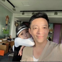 汪小菲疑似已分手！盯着亲妈员工不眨眼，美女身材傲人表现太主动