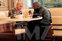 侃爷再婚？新欢身材堪比金卡戴珊，给4孩子找后妈，高调秀恩爱