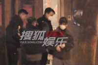 刘恺威李晓峰外出聚餐，李晓峰全程捂小腹疑怀孕，刘恺威贴身保护