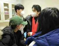 张新成录节目发生意外，跟张杰掰手腕致使手臂骨折，力量悬殊太大