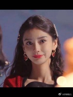 此时她的眼里尽是她的孩子和那段遗憾的婚姻……