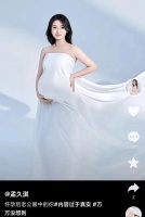 巨兴茂小15岁妻子晒孕肚，穿抹胸白裙很靓丽，在北京豪宅安胎