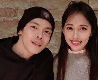 郭碧婷一家六口同框！向太抱孙女爱不释手，向佐紧搂老婆力破婚变