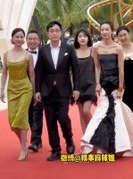 女明星真不容易，踩着10厘米恨天高，还穿这么勒腿的裙子！