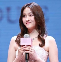 43岁林志玲大胆着装T台秀让人惊艳，引起网友热议