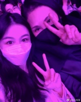 近日，邱淑贞女儿沈月在个人社交平台分享了一组和妈妈一起看BLAC……