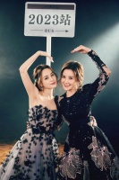 Twins合体拍大片 两人对镜头比心甜美依旧