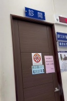 70岁李立群去医院看病！面色苍白状态差，被议与四位美女饮酒过度