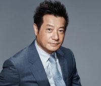 香港知名男星全家福曝光！一家都是高颜值，与儿媳贴脸合照太亲密