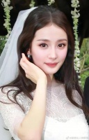 杨幂结婚时眼睛里温柔有光，再也看不到她这样的眼神了吧